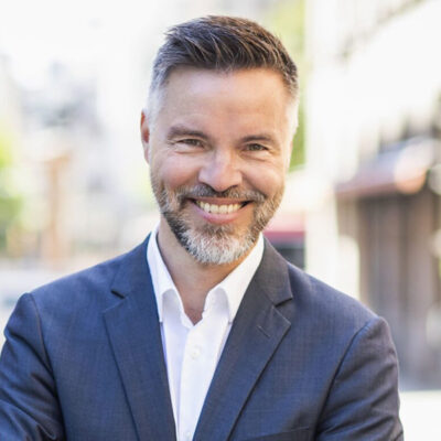 Porträttbild på Antoni Lacinai. Boka honom genom oss på Bestspeakers.